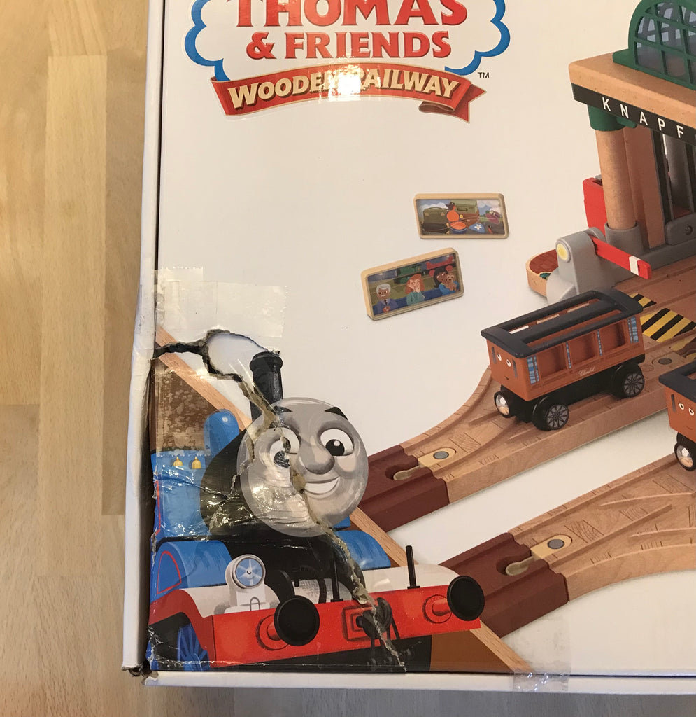 KNAPFORD STATION PASSENGER PICKUP PLAYSET - HBJ82 (DAMGAGED PACKAGING)