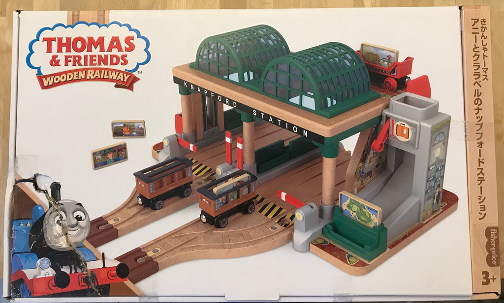 KNAPFORD STATION PASSENGER PICKUP PLAYSET - HBJ82 (DAMGAGED PACKAGING)